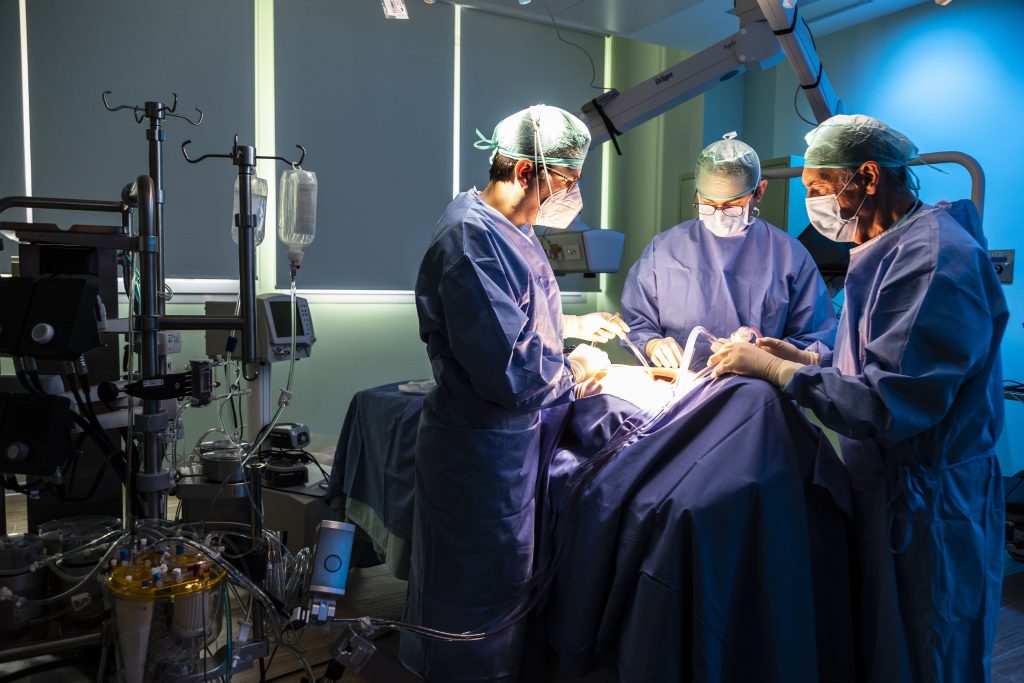 Equipe medica in sala operatoria al Training Center San Donato
